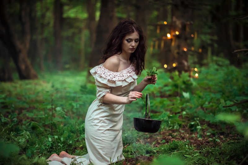 森林里身穿白裙的神秘女人