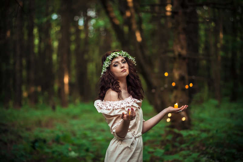 森林里戴花环的神秘少女