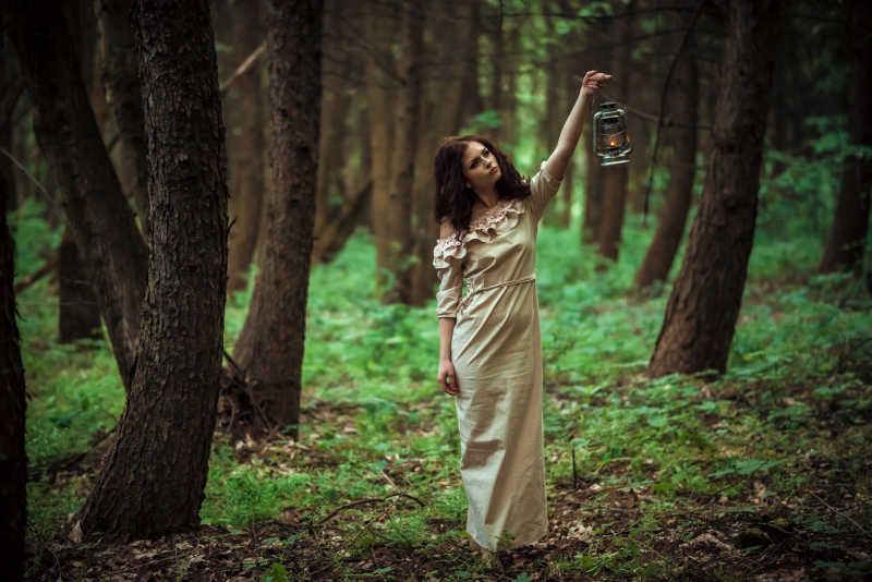 神秘的游走在森林里的年轻女子