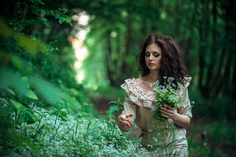 森林里采花的白衣女子
