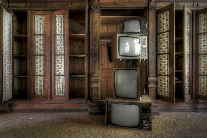 废弃建筑中的旧电视