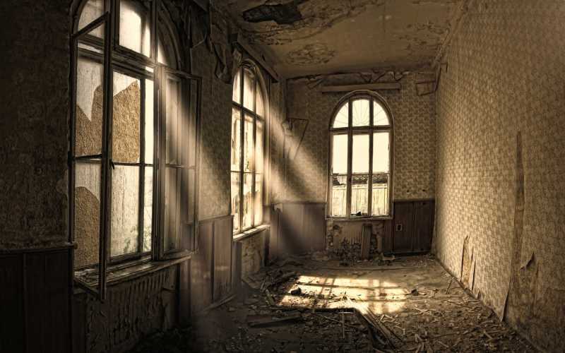 阳光透过窗子照进废弃的小屋里