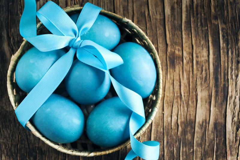 篮筐里的蓝色复活节彩蛋