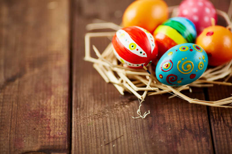 木桌上的复活节彩蛋概念
