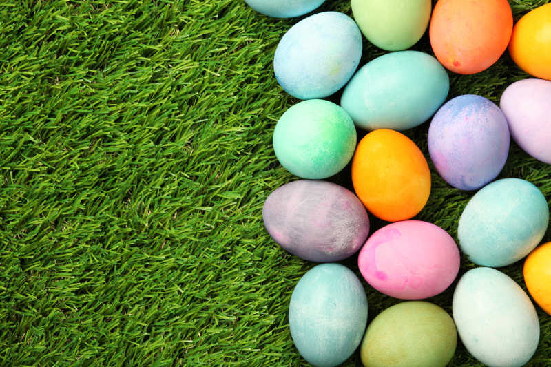 草地上的多彩的复活节彩蛋