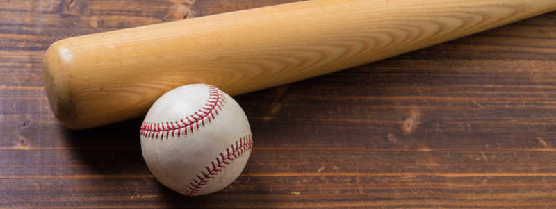 木长凳上的球棒与棒球
