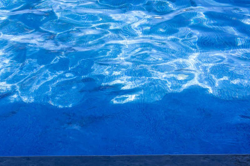 游泳池边缘的蓝色水面