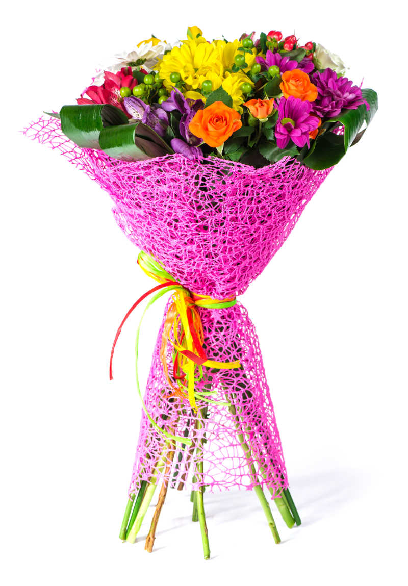 用粉色包装纸扎成混合鲜花花束