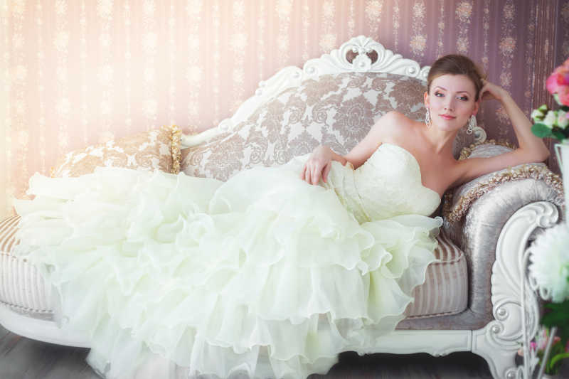 沙发上的美丽新娘