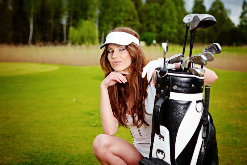 倚着高尔夫球杆的黑发女子