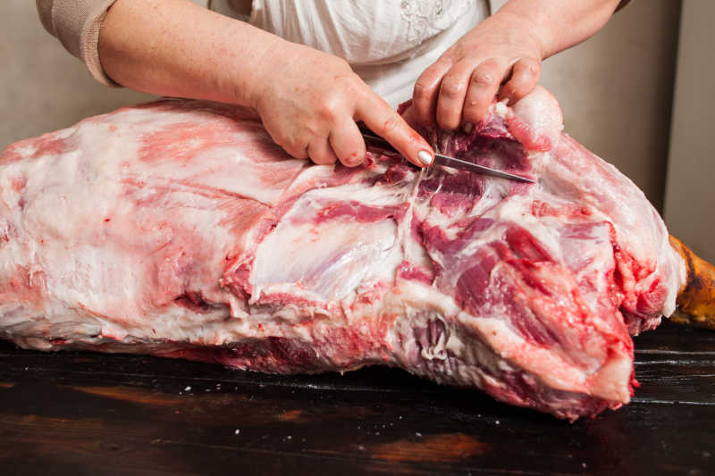 正在切割猪肉的老板