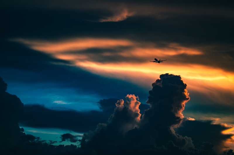 傍晚云层上的飞机