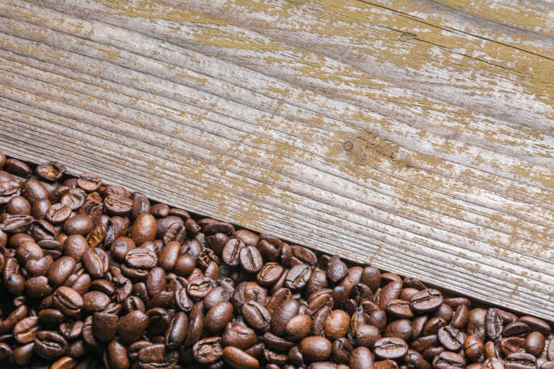 旧木板旁的咖啡豆