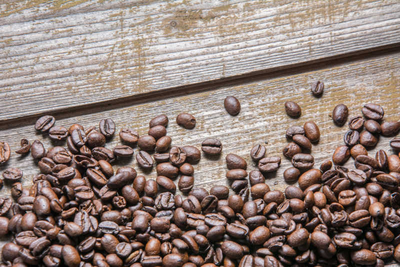 木桌上的棕色咖啡豆