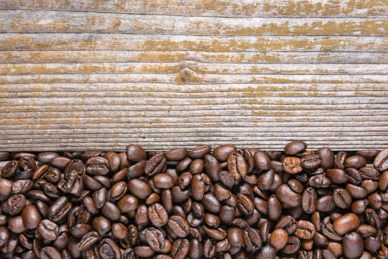 旧木板上的咖啡豆