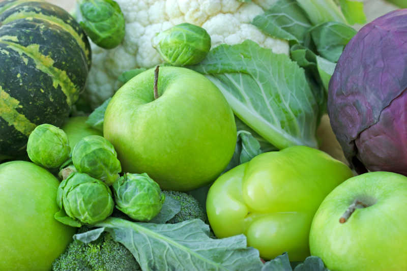 新鲜的绿色蔬菜和水果