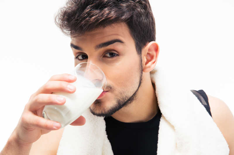 喝牛奶的英俊青年