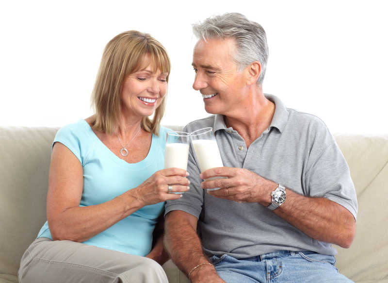 喝牛奶的老年夫妇