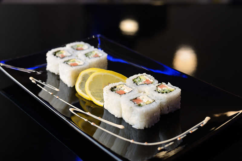 餐桌上美味精致的寿司卷