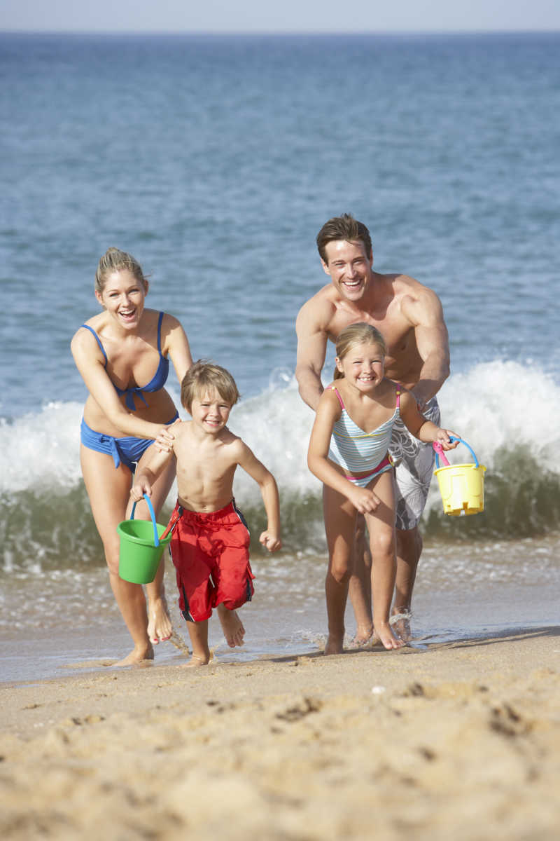 享受海滩假日的家庭