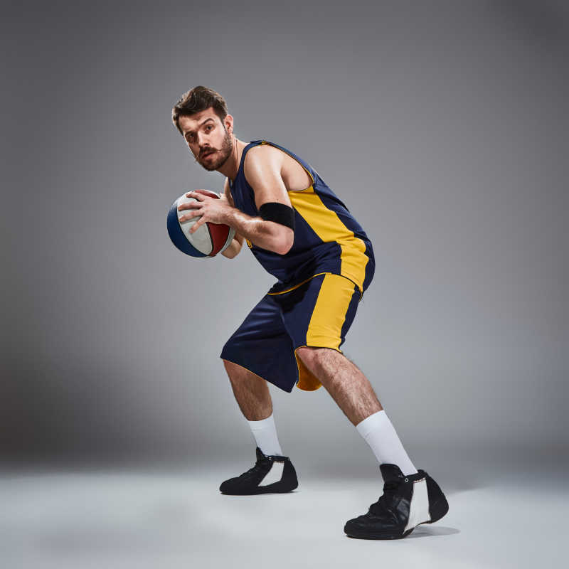 篮球运动员摆出一个球的姿势