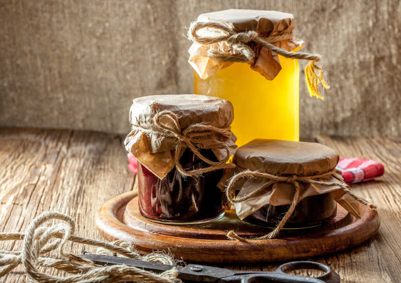 木桌上的果酱和蜂蜜罐