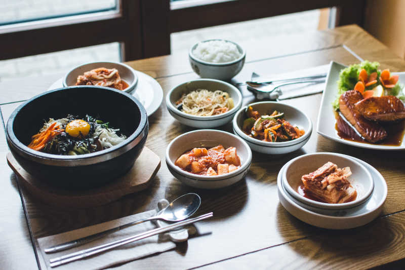 荤素搭配均匀的韩式料理