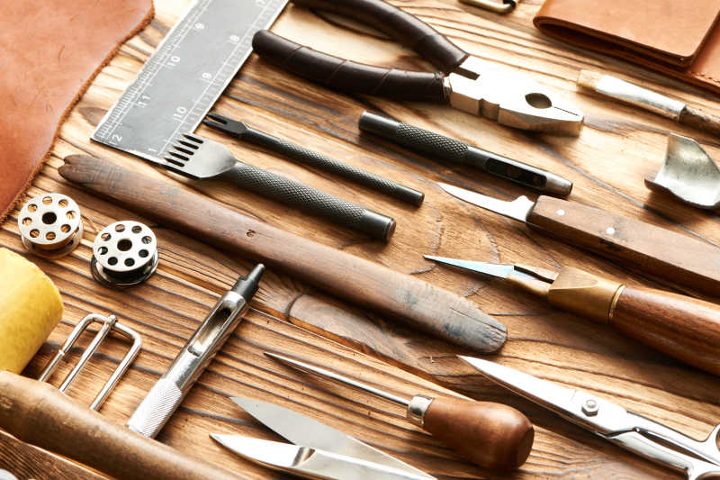 木桌上各种手工制作工具