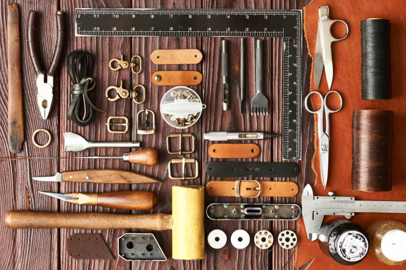 木板上的皮匠工人的工具