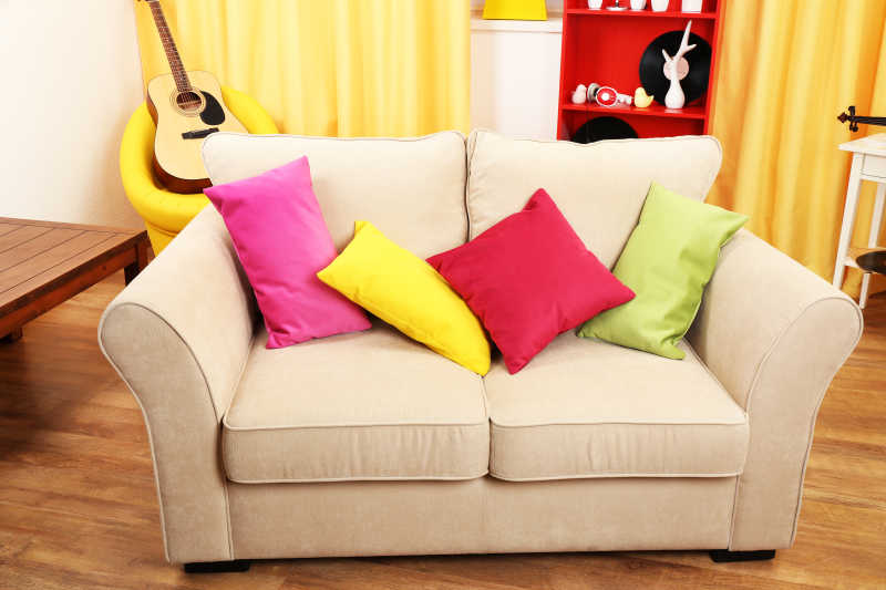 客厅沙发上的彩色枕头