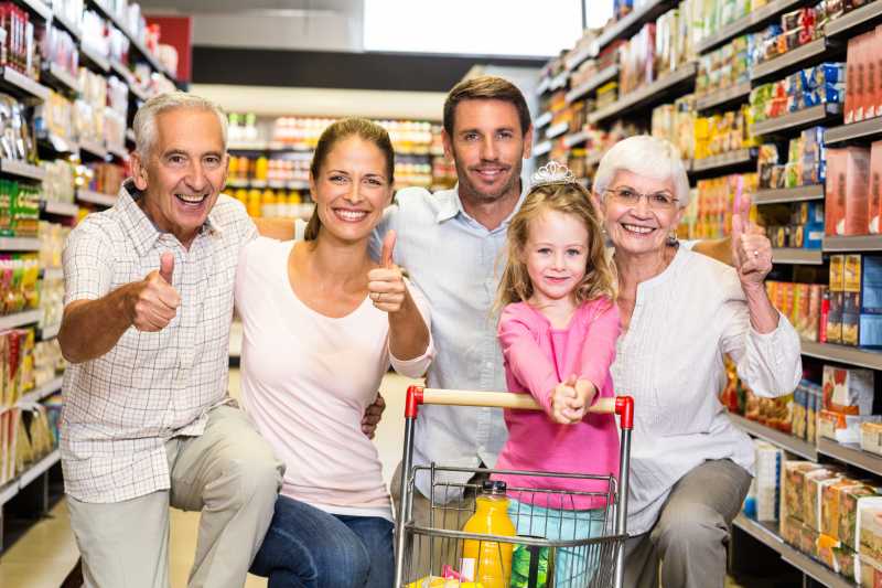超市里幸福微笑的一家人