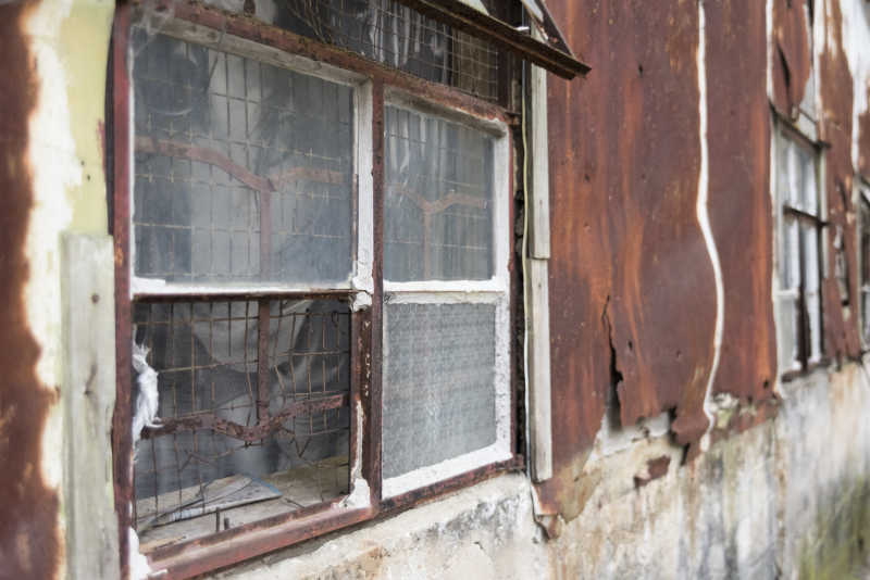 破旧房子外墙上的窗户