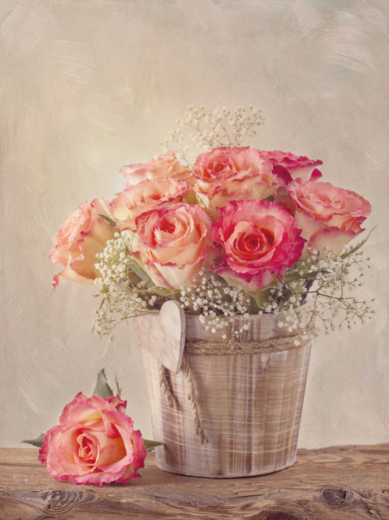木桶里的粉色玫瑰花束