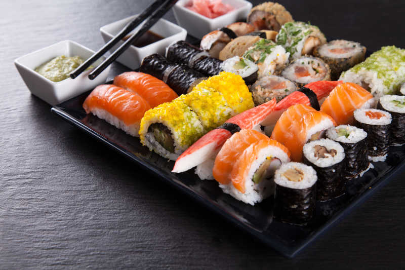盘子里的日本海鲜寿司