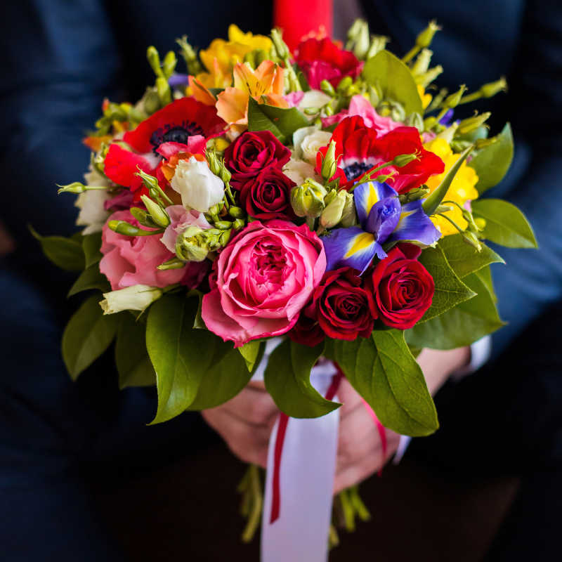 新郎举着各式各样颜色的玫瑰花束图片素材 婚礼鲜花创意图片素材 Jpg图片格式 Mac天空素材下载