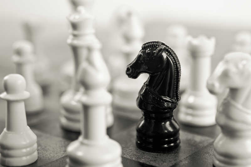 棋盘中黑棋子被白棋子包围