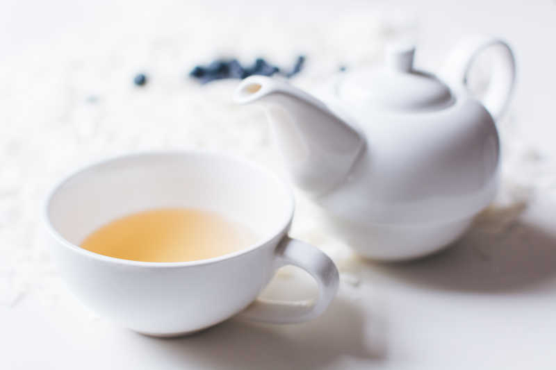 白色桌面上的茶壶和茶杯