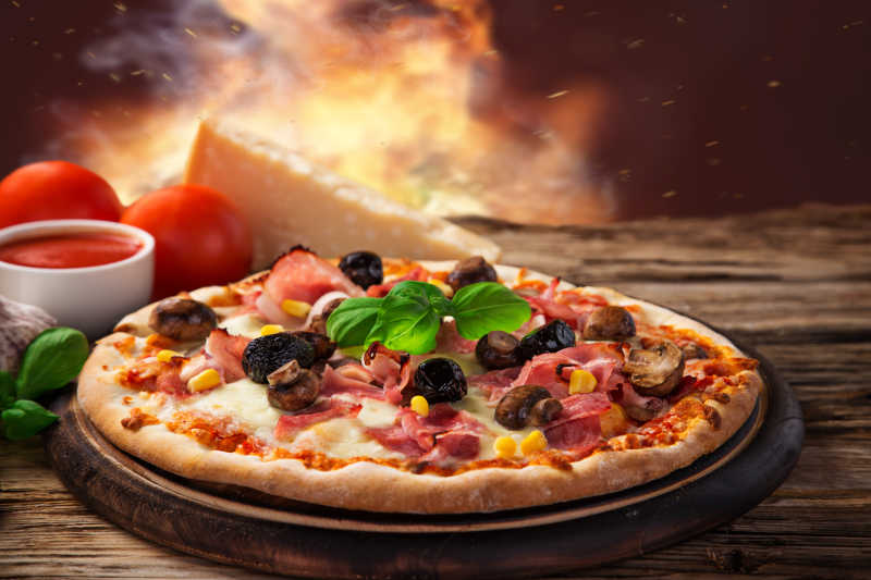 美味的意大利火腿比萨放在木桌上