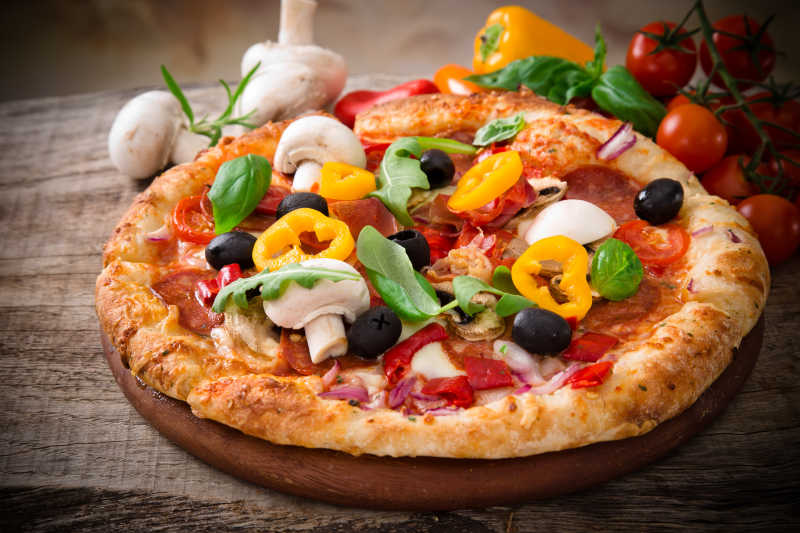 木桌上美味的意大利蔬菜比萨
