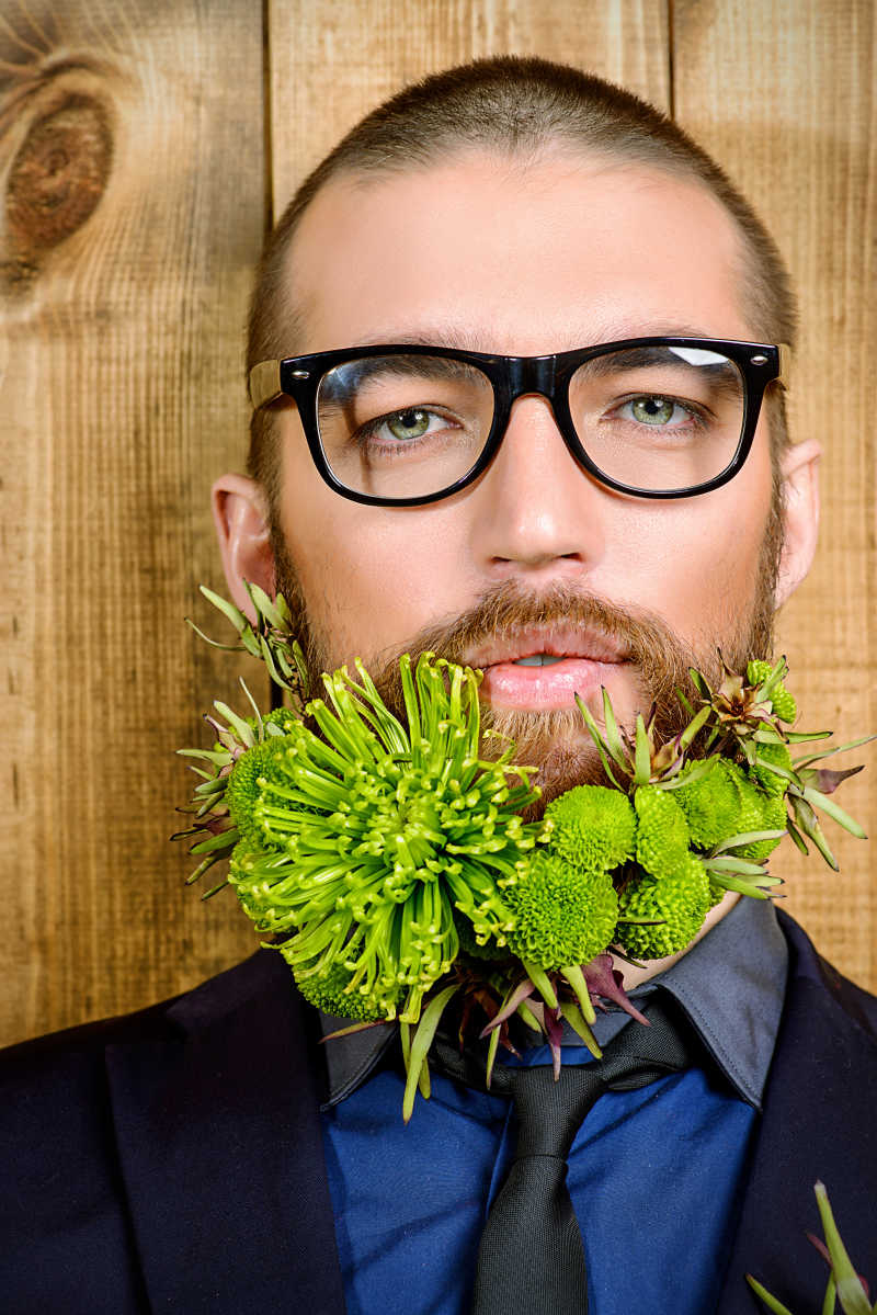 长着绿色植物胡子的英俊成熟男子