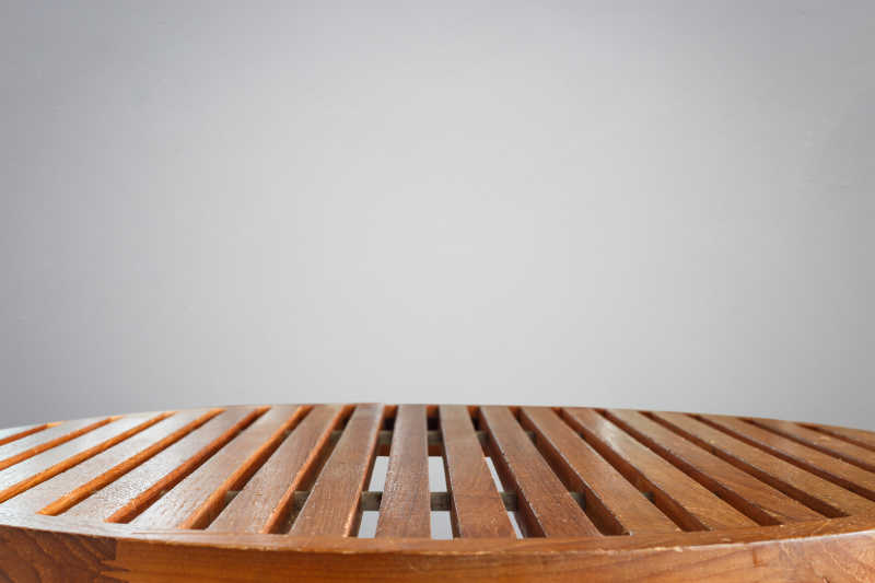 灰色背景下的木制板凳