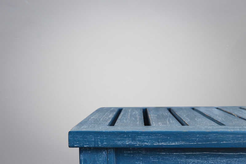 白色背景下的蓝色木桌
