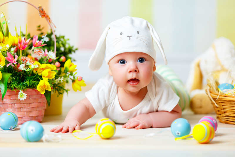可爱的复活节宝宝与彩蛋