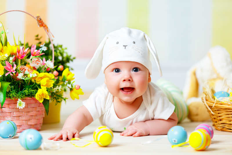 趴在地上的复活节宝宝与彩蛋