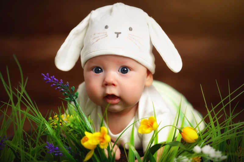 戴着长耳朵兔子帽子的小宝宝