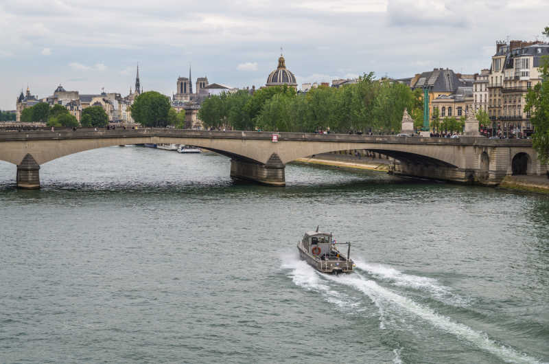 巴黎塞纳河行驶的小船