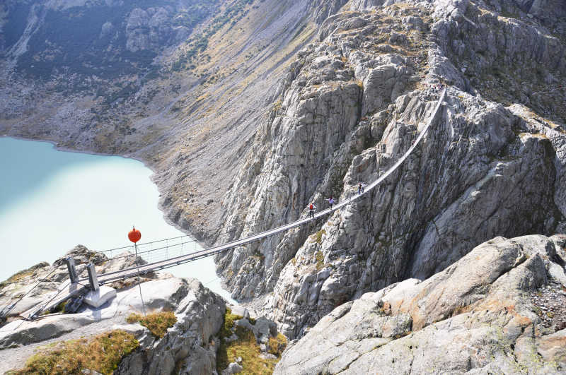 阿尔卑斯山最长的步行悬索桥
