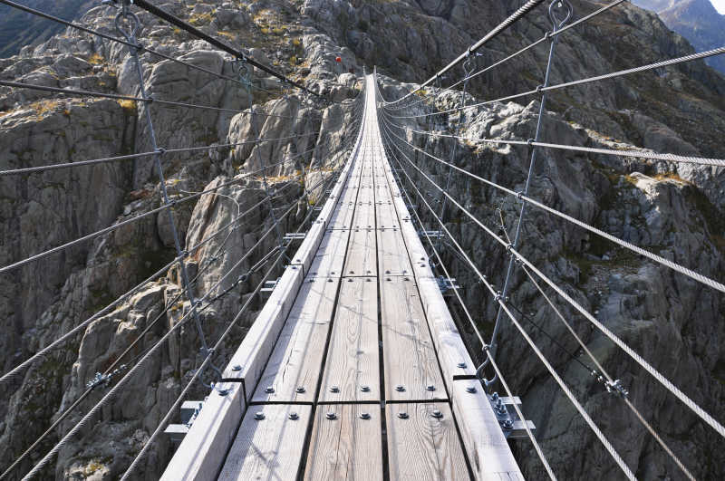 阿尔卑斯山的特里弗特桥