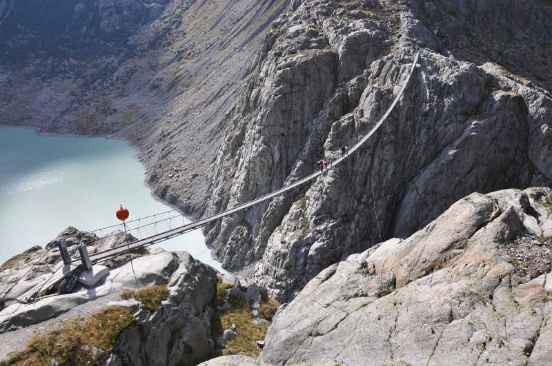 瑞士最长的170m步行悬索特里弗特桥