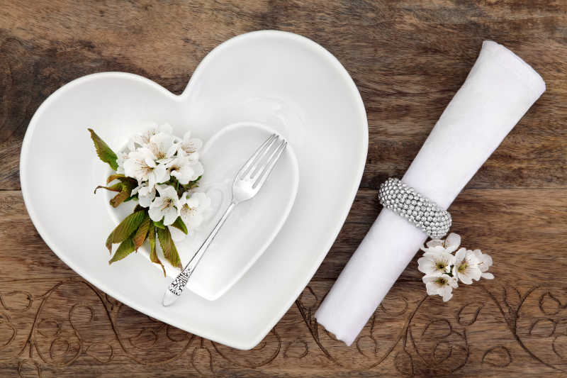 木桌上的心形餐具和餐巾